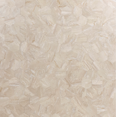 Grace hexagon selvklebende fliser i beige marmor-look montert som hel veggflate, skaper et moderne og tidløst uttrykk til kjøkken, bad eller vaskerom.