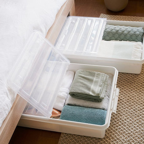 Oppbevaringsbokser stablet under seng for plassbesparende lagring