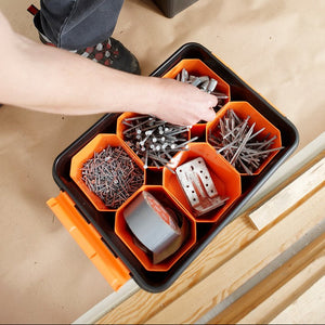 Person organiserer skruer og spiker i oppbevaringsboks med innsats