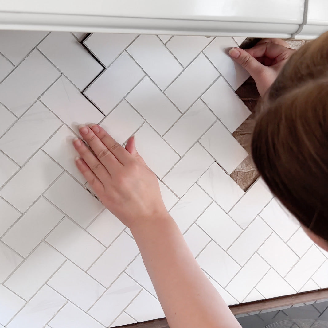 Produktprov: Självhäftande väggplattor i marmor med fiskbensmönster