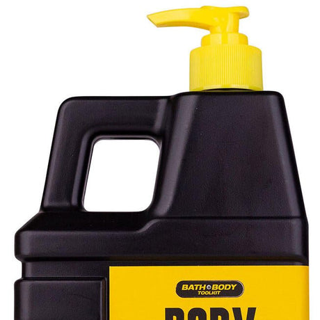 Närbild av svart och gul duschvätska-flaska med pump och handtag