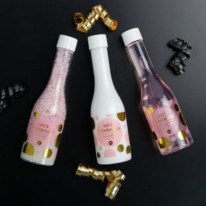 Rosa gavesett med duschseife, lotion och badsalt i flaskor