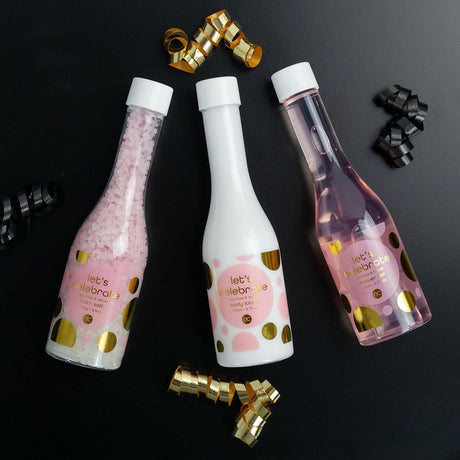 Rosa gavesett med duschseife, lotion och badsalt i flaskor