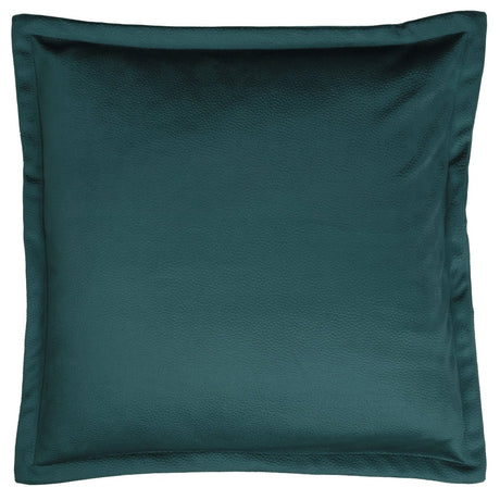 Petrolfarget putetrekk 50 x 50 cm i lys sofa med strikket pledd og lun innredning