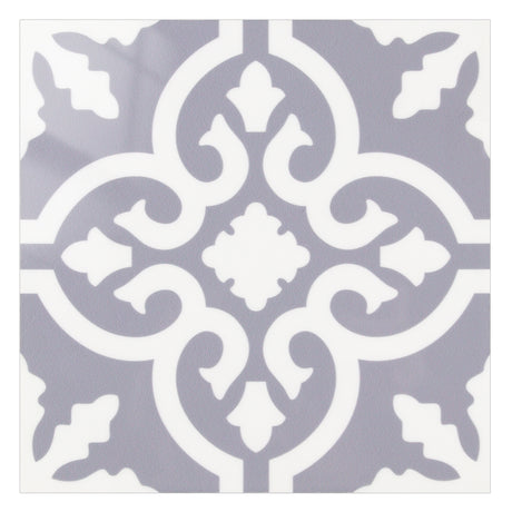 Vareprøve av Runa selvklebende flis med klassisk marokkansk mønster i grått og hvitt.