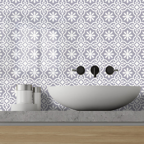 Nærbilde av Runa flisprøve som viser detaljert ornamentert design.