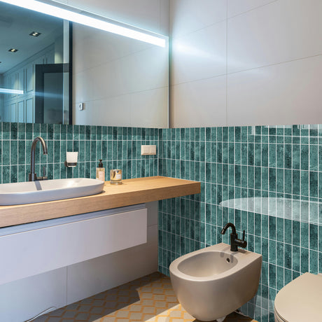 Alma grønn marmor selvklebende fliser montert på vegg i moderne bad.