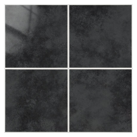 Selvklebende flisprøve i antrasittgrå nyanse for vurdering av farge og tekstur.