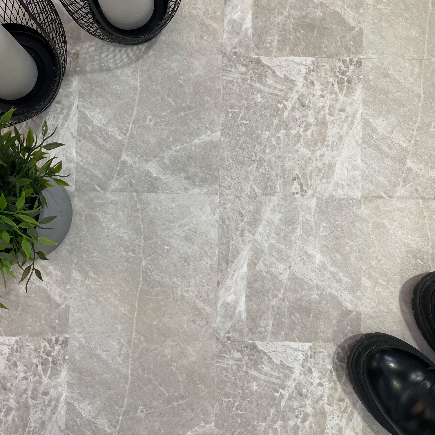 Exempel: Limebeige självhäftande plattor