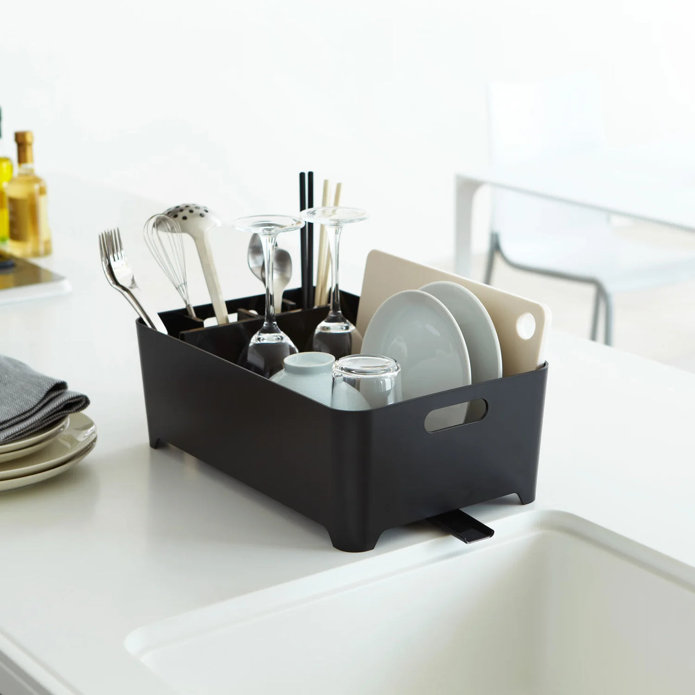 Dryppkurv med bestikkholder for ryddig og effektiv oppvasksone