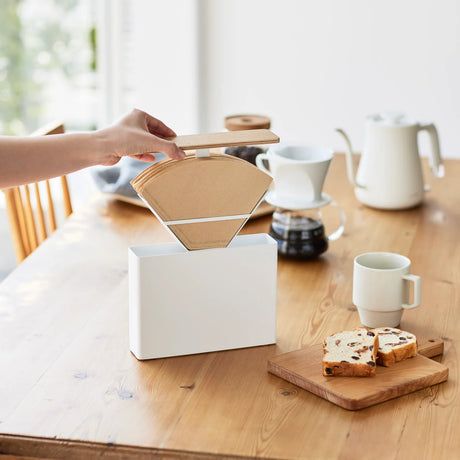 Kaffefilterboks i stål og tre brukt ved kaffemaskin på kjøkkenet