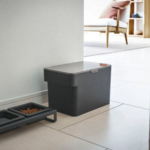 Svart matbeholder til hundefôr og kattefôr med 6 liters kapasitet