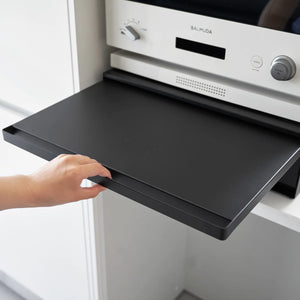 Benkeorganisator i sort med plass til kaffemaskin og små oppbevaringsrom