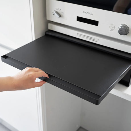 Benkeorganisator i sort med plass til kaffemaskin og små oppbevaringsrom