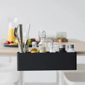 Plassbesparende oppbevaring til skrivebord med montering under bordkant