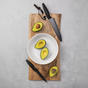 Sort knivsett med fem kjøkkenkniver brukt til matlaging med egg og avokado. - Lindas dekor