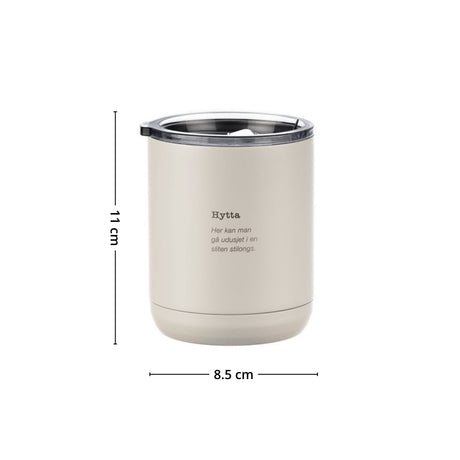 Termokopp i minimalistisk design, ideell for hyttekaffe.