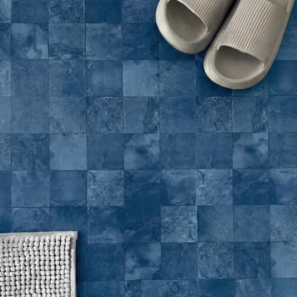 15x15 cm vareprøve Bodø Blå - selvklebende fliser i blå steinstruktur
