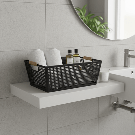Oppbevaringskurv med håndtak i sort metall og tre 38 x 26 x 14 cm - Lindas Dekor Oppbevaringskurv