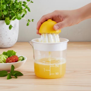 GastroMax sitruspresse med målebeger 0,3 liter på hvit bakgrunn