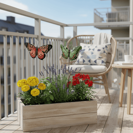 Grønn og oransje blomsterpinne brukt i blomsterpotte ute