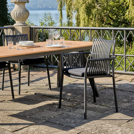Moderne spisestol til uteplass med armlener og stabelbar funksjon