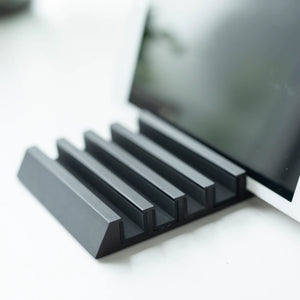 Mobil og tablet holder i svart aluminium med beskyttende silikon