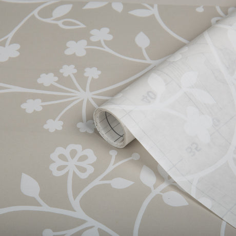 Tord vindusfolie med florale detaljer montert på glassdør
