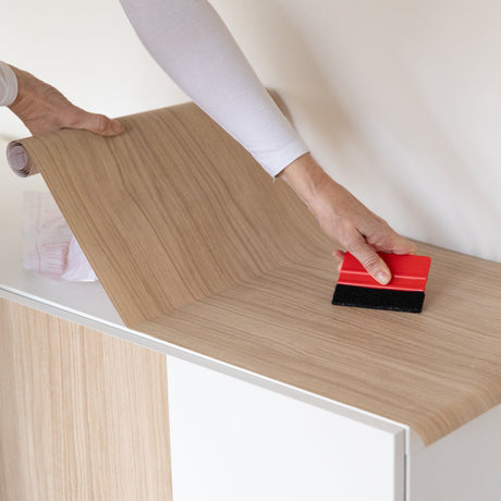 Selvklebende treverk folie eik på kommode – d-c-fix Tropea Oak serie