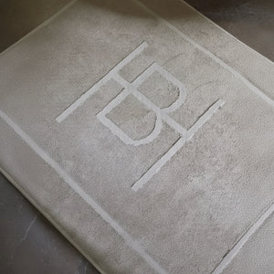 Beige badematte med HB monogram fra Halvor Bakke