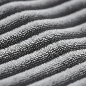 Grått badehåndkle i bomull med myk og absorberende kvalitet