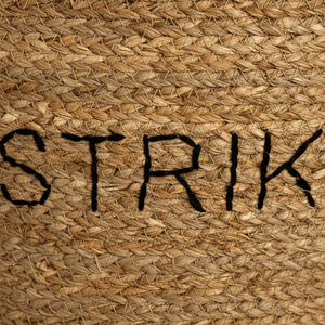 Flettet strikkekurv med STRIKK tekst og naturfarget overflate