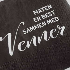 Mørkebrune servietter med teksten Maten er best sammen med venner