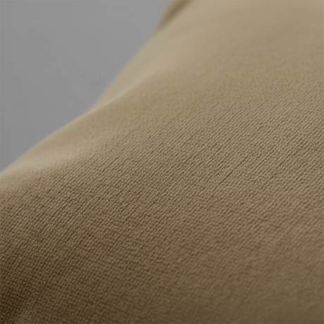 Nærbilde av brunt putetrekk med myk velouroverflate