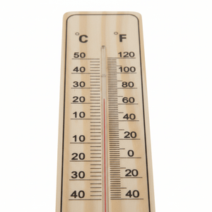 Smalt termometer med tydelig temperaturskala og trefarget design