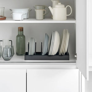 Oppbevaring for gryter og tallerkener med flyttbare skillepinner