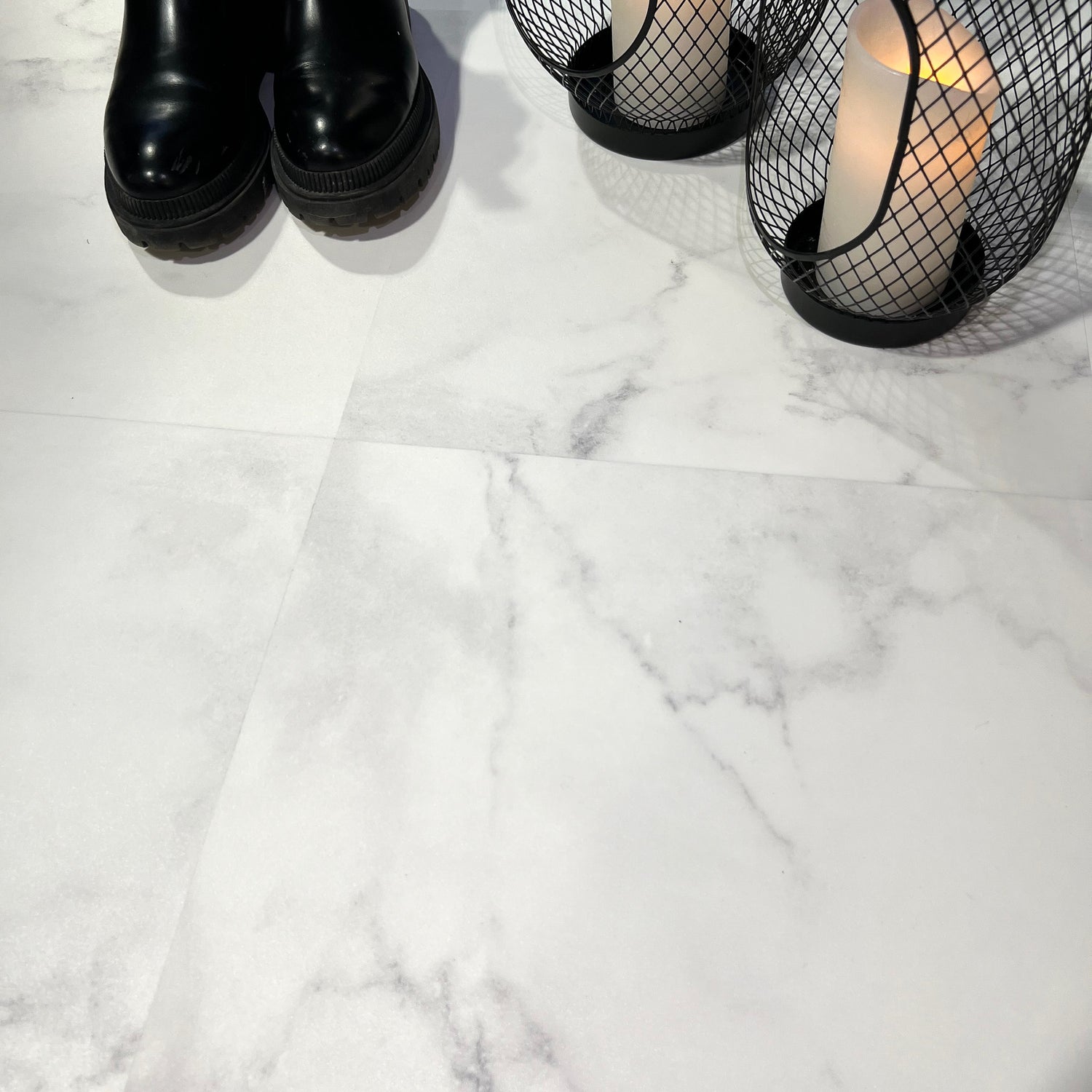 Prov: Självhäftande plattor i vit marmor från Athena