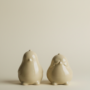 Gule keramikkhøner plassert i skandinavisk interiør sammen med grønne planter og naturlige materialer.

