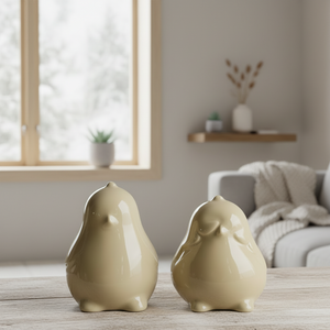 DBKD Chubby chicken to gule keramikkhøner blank finish 9 cm høy på hvit bakgrunn.

