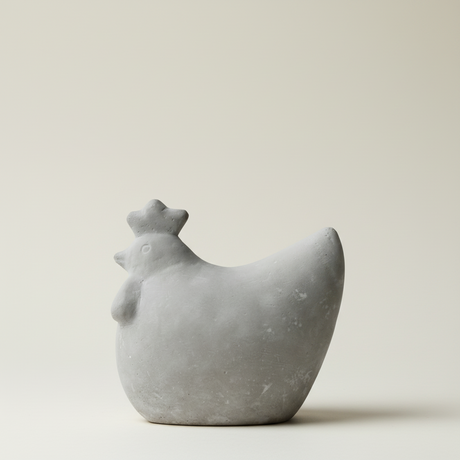 Dekorhøne i betong 14 cm høy står stødig som hagepynt og utendørs dekorasjon.

