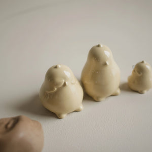 Blank gul keramikkhøne 9 cm høy rund form egnet til borddekorasjon og vinduskarm.

