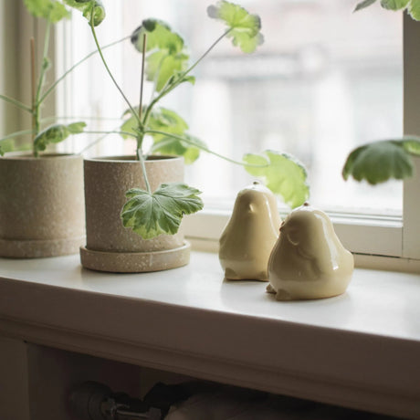 DBKD Chubby chicken gule keramikkhøner arrangert i nordisk interiør med planter.

