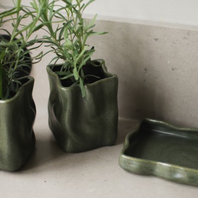 Grønn glasert keramikkpotte til vinduskarm, kjøkken og spisebord