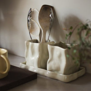 Urtepottesett med to små potter og matchende fat til friske urter