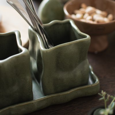 Matchende fat til urtepotter brukt til småservering og borddekking