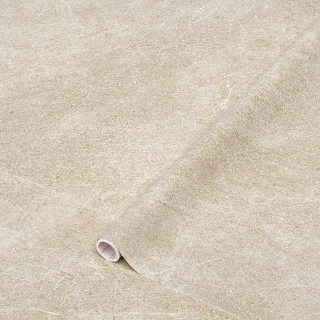 Rull av Emmy beige kontaktplast med steinmønster – slitesterk selvklebende folie for enkel fornyelse av møbler, skap og flater.