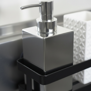 Organizer i svart stål til oppvaskmiddel og svamp ved vasken