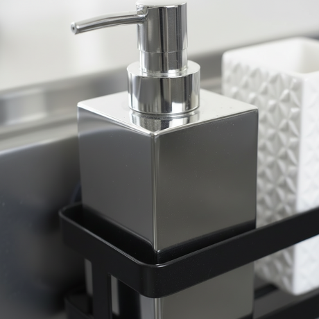 Organizer i svart stål til oppvaskmiddel og svamp ved vasken