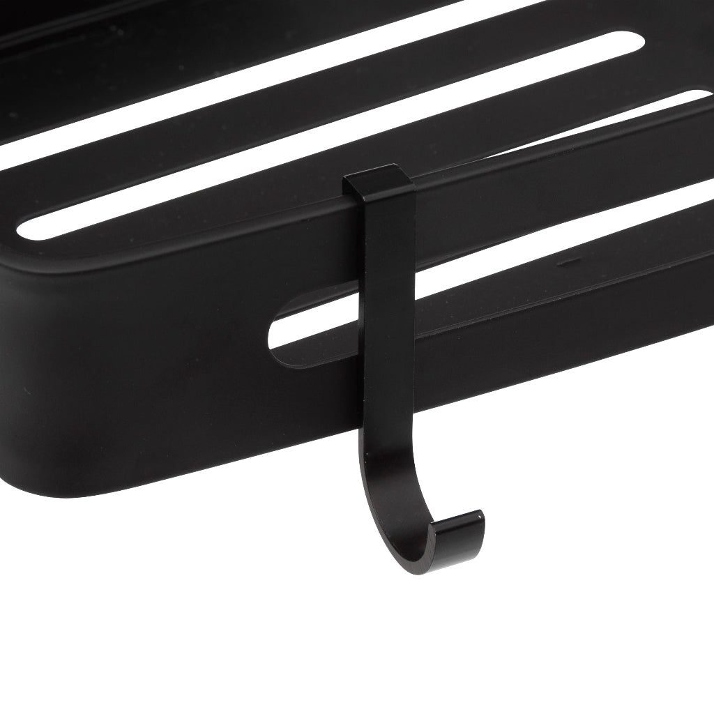 Detaljbild av en svart dusjhylle i aluminium med avtagbar krok och öppningar som tillåter att vattnet rinner igenom hyllen.