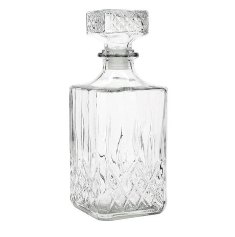 Karaffe i slipet glas med fire whiskyglas på et bræt